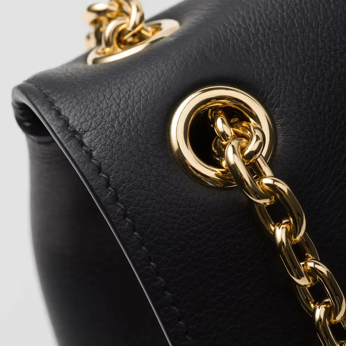 Prada Средняя кожаная сумка через плечо Black - фото 6