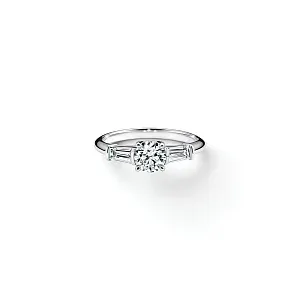 Tiffany & Co. Помолвочное кольцо Trois pierres Engagement Ring with Baguette Side Stones in Platinum - фото 1