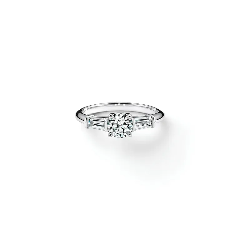 Помолвочное кольцо Tiffany Trois pierres Engagement Ring with Baguette Side Stones in Platinum - фото 1