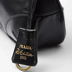 Prada Маленькая кожаная сумка через плечо Re-Edition 2002 Black - фото 6