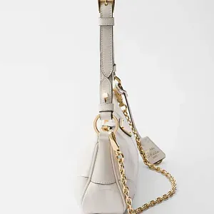 Prada Re-Edition 2002 cредняя кожаная сумка через плечо White - фото 5