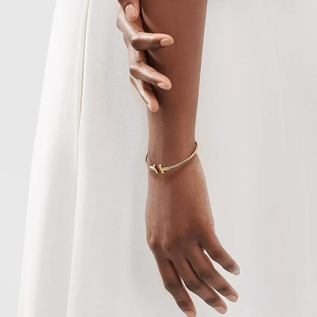 Tiffany & Co. Браслет T Diamond Wire Bracelet Yellow Gold - фото 2