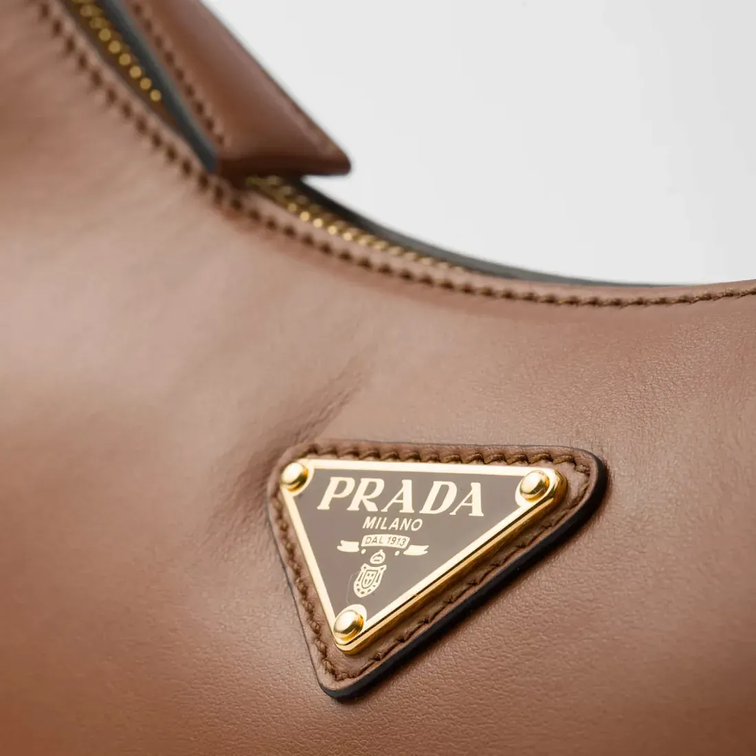 Prada Маленькая кожаная сумка через плечо Arque Cognac - фото 7