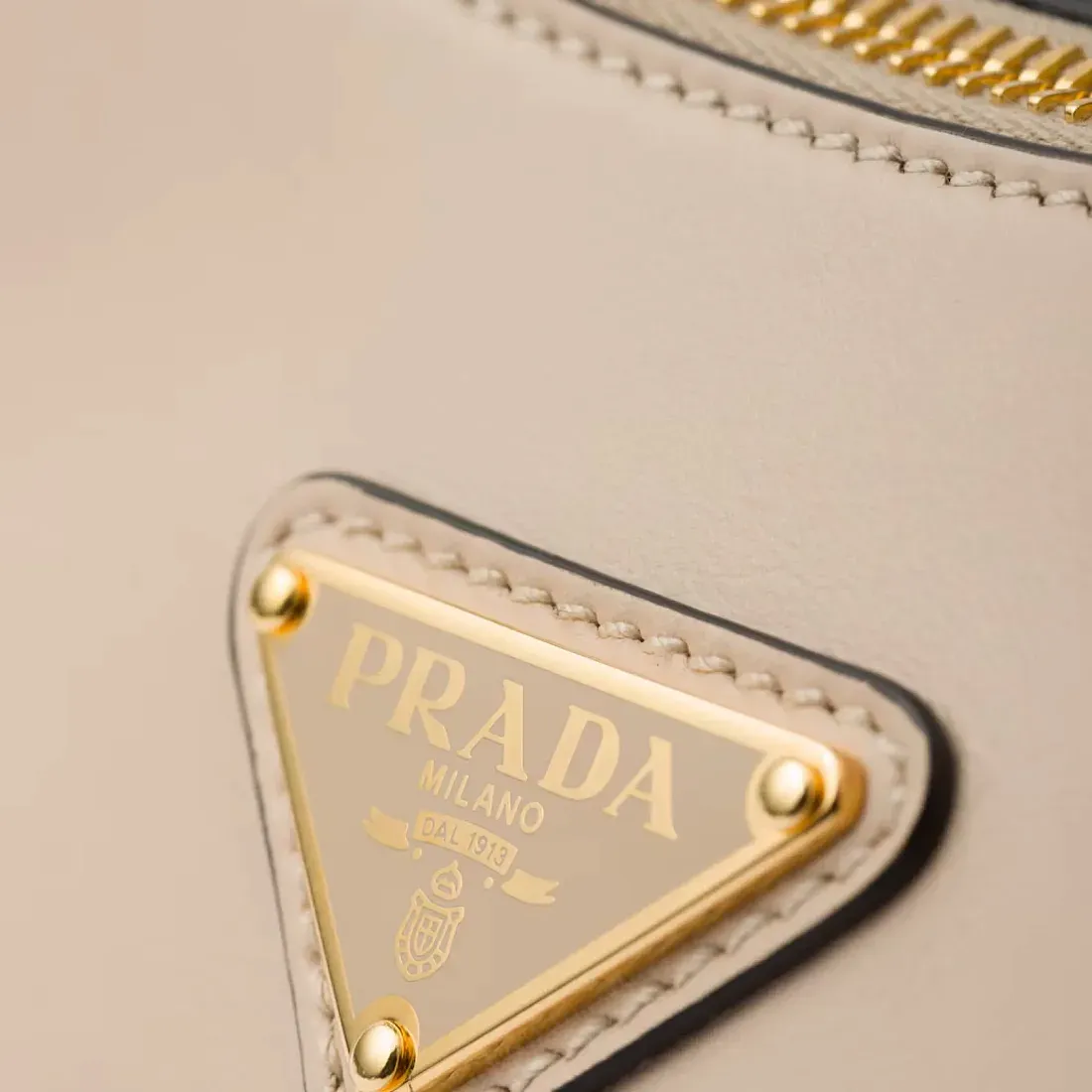 Prada Маленькая кожаная сумка через плечо Arque Travertine - фото 8