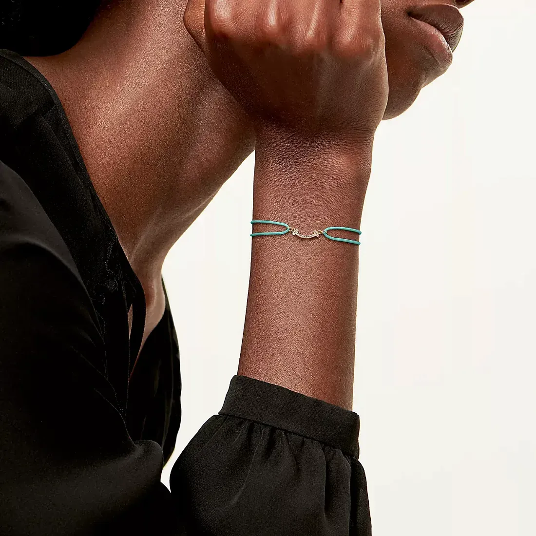 Tiffany & Co. Браслет T Smile Bracelet in Yellow Gold on a Blue Cord with Diamonds - фото 2