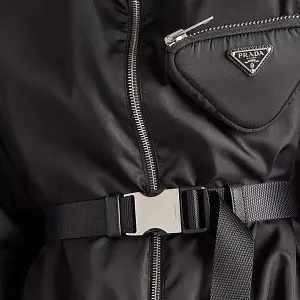 Prada Куртка-бомбер из Re-Nylon с капюшоном и сумкой - фото 4