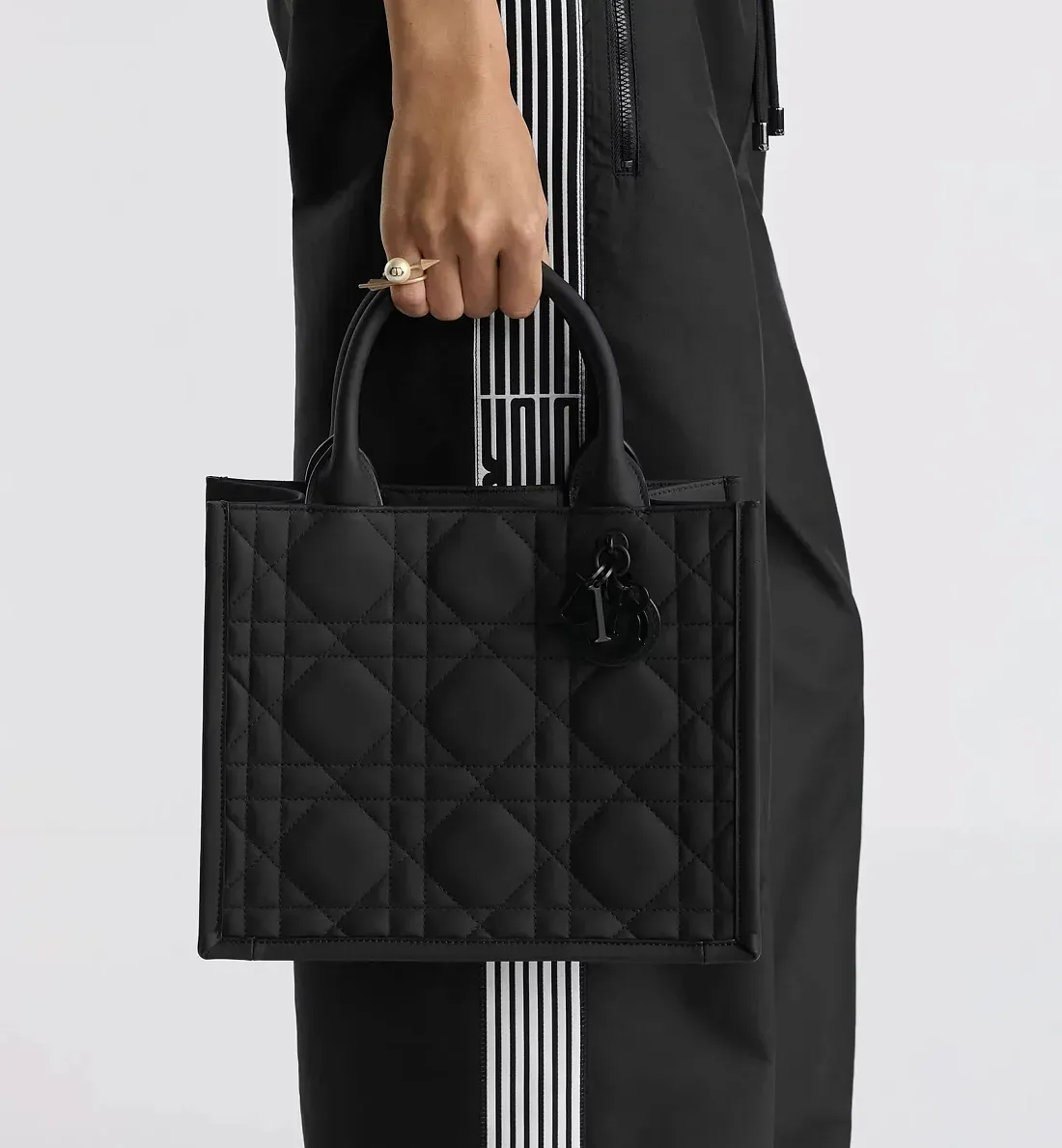 Dior Сумка Book Tote ultra-matte black calfskin маленького формата - фото 3