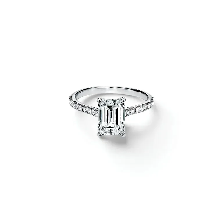 Помолвочное кольцо Tiffany Novo Emerald-cut Engagement Ring with a Pave Diamond Platinum Band - фото 1