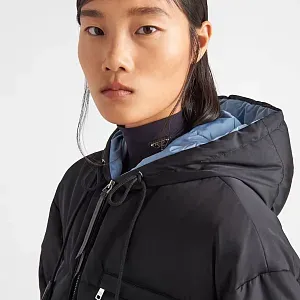 Prada Пуховая куртка с капюшоном из габардина Re-Nylon - фото 3