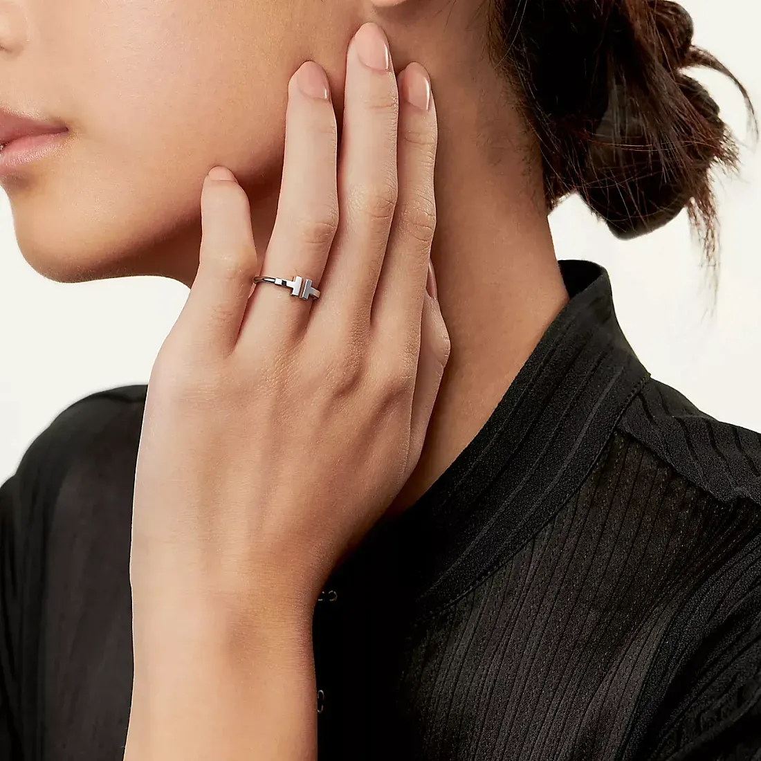 Tiffany & Co. Кольцо T Wire Ring White Gold - фото 2