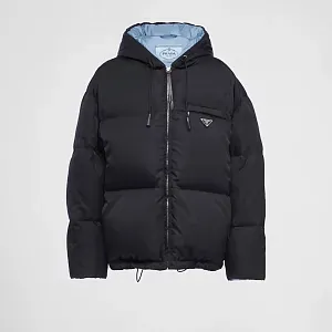 Prada Пуховая куртка с капюшоном из габардина Re-Nylon - фото 1