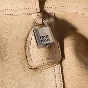 Miu Miu Сумка Suede bag Ecru - фото 3