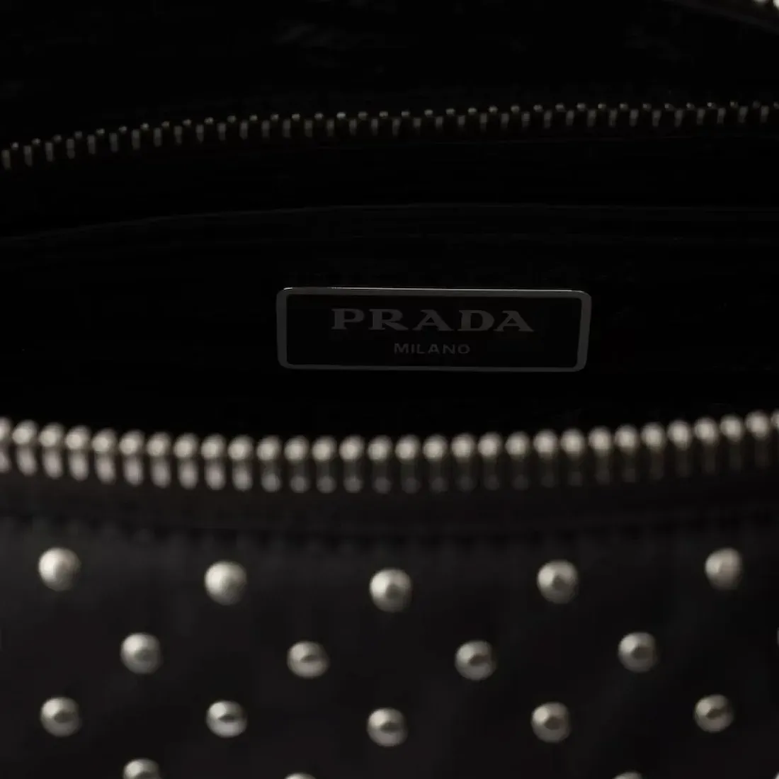 Prada Сумка на плечо из Re-Nylon с заклепками - фото 5