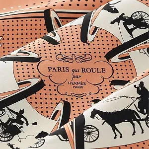 Hermès Шелковая бандана Paris Qui Roule 55 Blush / Blanc / Noir - фото 3