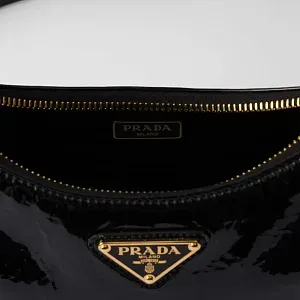 Prada Мини-сумка из лакированной наплак-кожи Re-Edition Black - фото 7