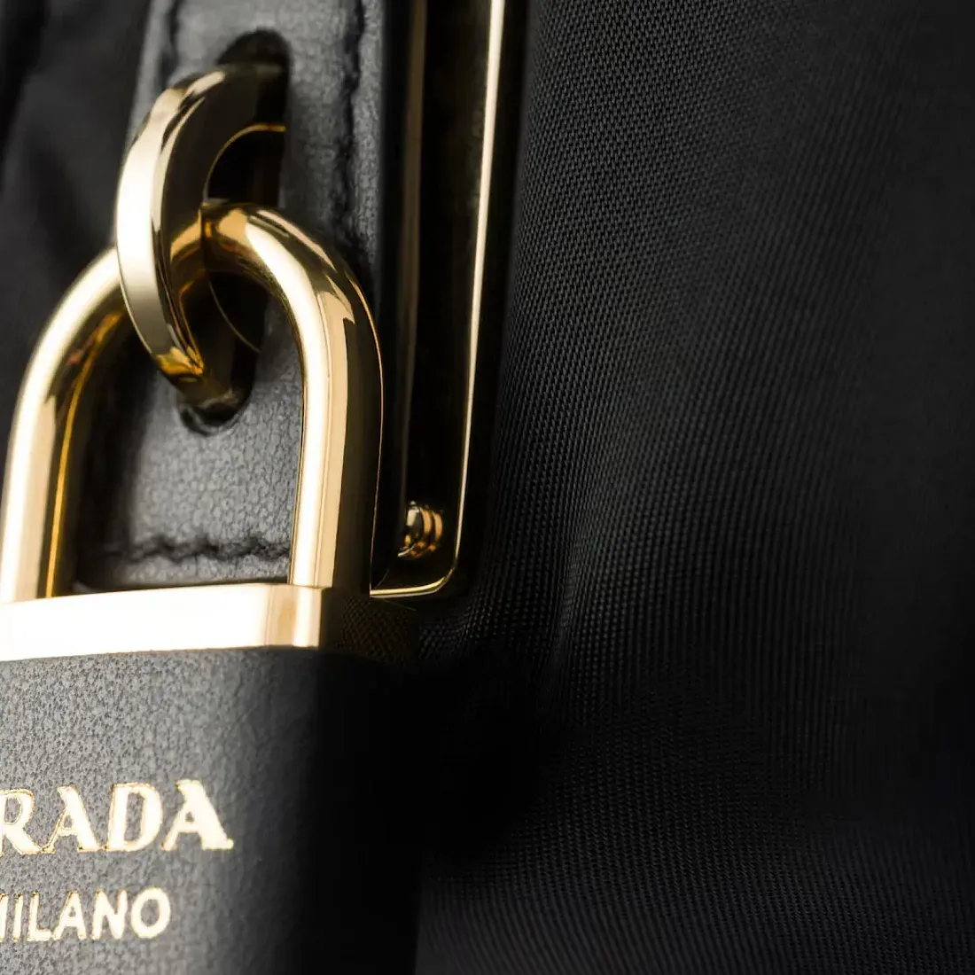 Prada Средняя сумка через плечо из Re-Nylon и кожи с замком - фото 6