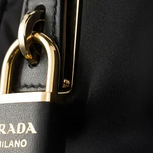 Prada Средняя сумка через плечо из Re-Nylon и кожи с замком - фото 6