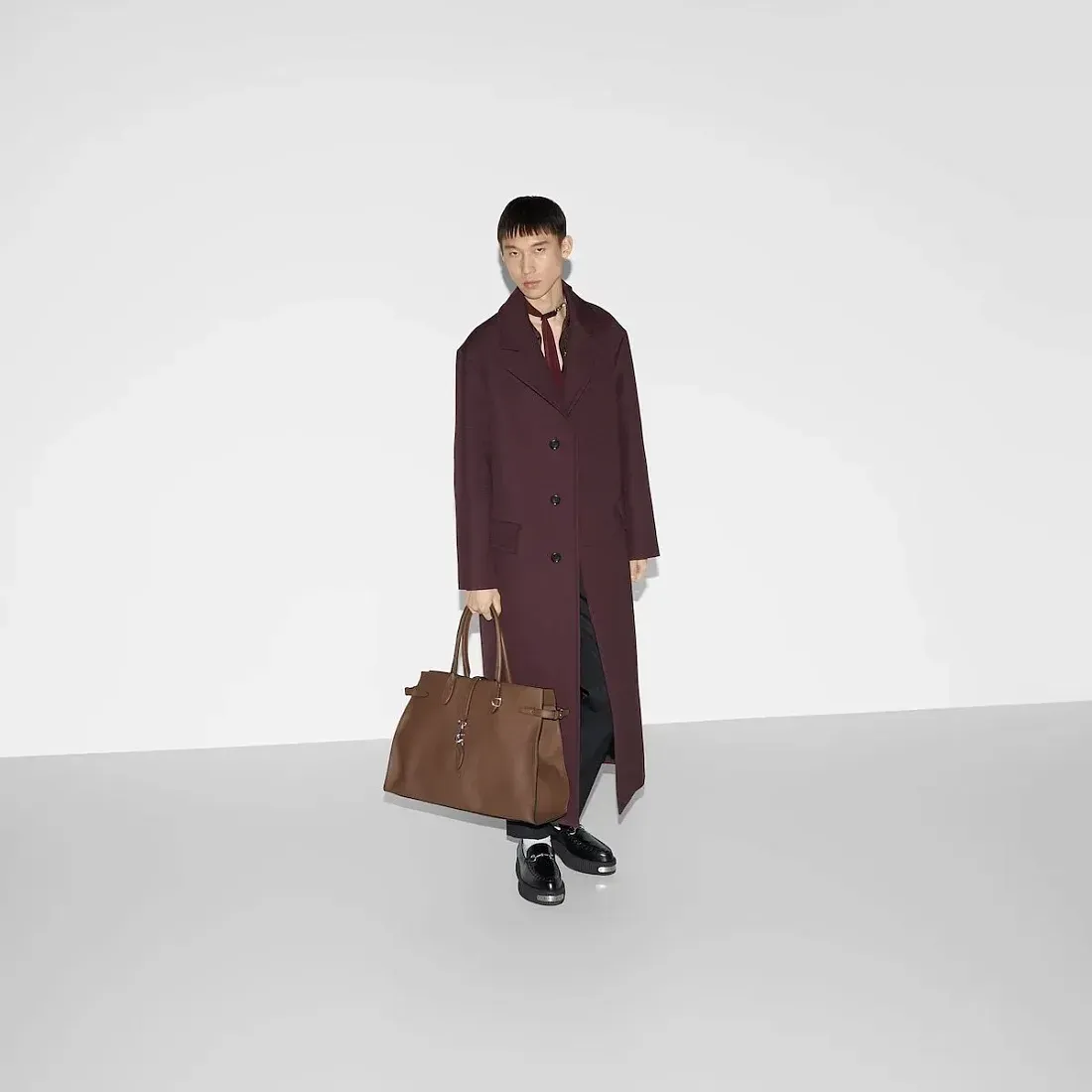 Gucci Большая сумка-тоут с застежкой-крючком Light Brown - фото 2