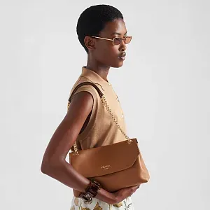 Prada Средняя кожаная сумка через плечо Caramel - фото 2