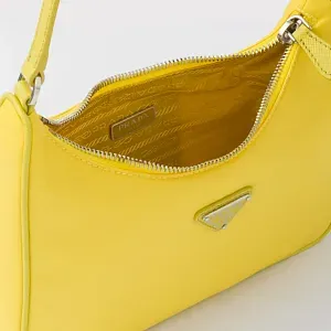 Prada Мини-сумка Re-Edition 2005 из Re-Nylon и сафьяновой кожи Citron Yellow - фото 5