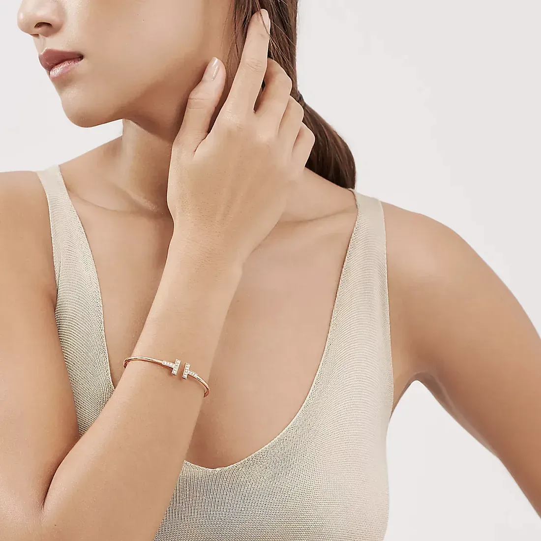 Tiffany & Co. Браслет T Diamond Wire Bracelet Rose Gold - фото 2