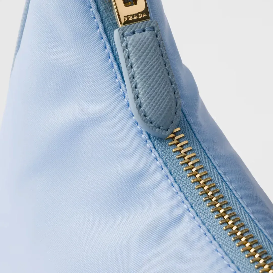 Prada Mини-сумка из Re-Nylon и сафьяновой кожи Re-Edition 2005 Pale Blue - фото 5