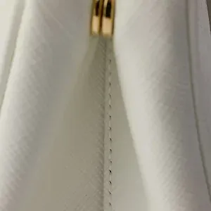Prada Мини-сумка Galleria из лакированной сафьяновой кожи White - фото 5