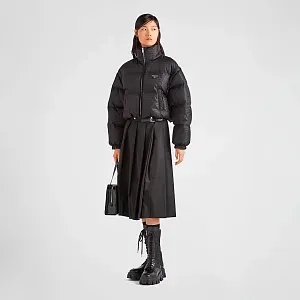 Prada Укороченная пуховая куртка с капюшоном из Re-Nylon - фото 2