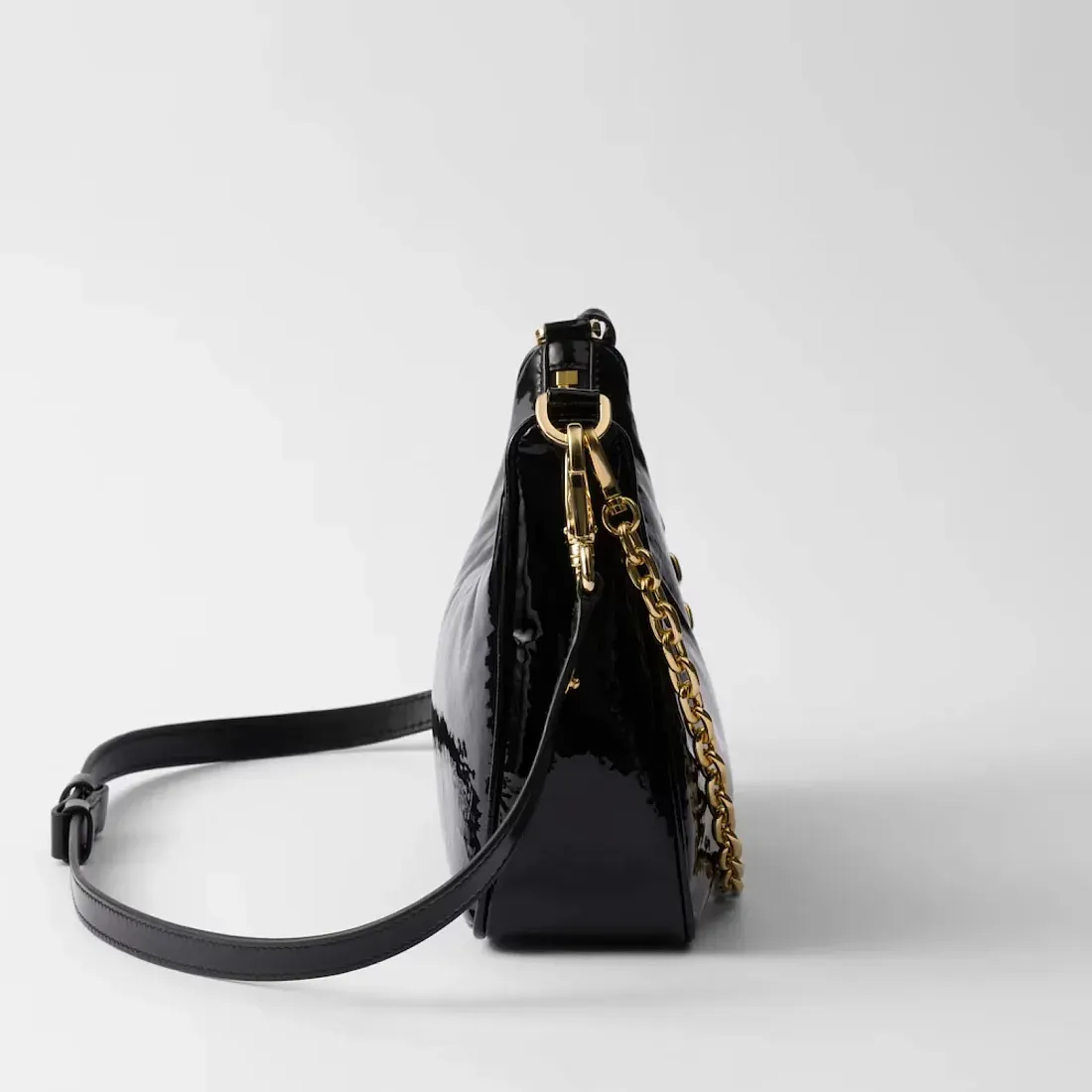 Prada Мини-сумка из лакированной наплак-кожи Re-Edition Black - фото 6
