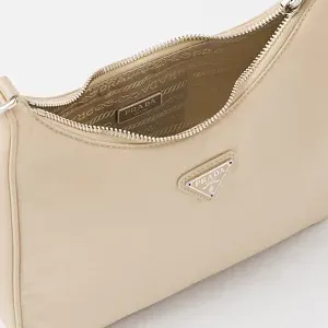 Prada Сумка Re-Edition 2005 из Re-Nylon Desert Beige - фото 5