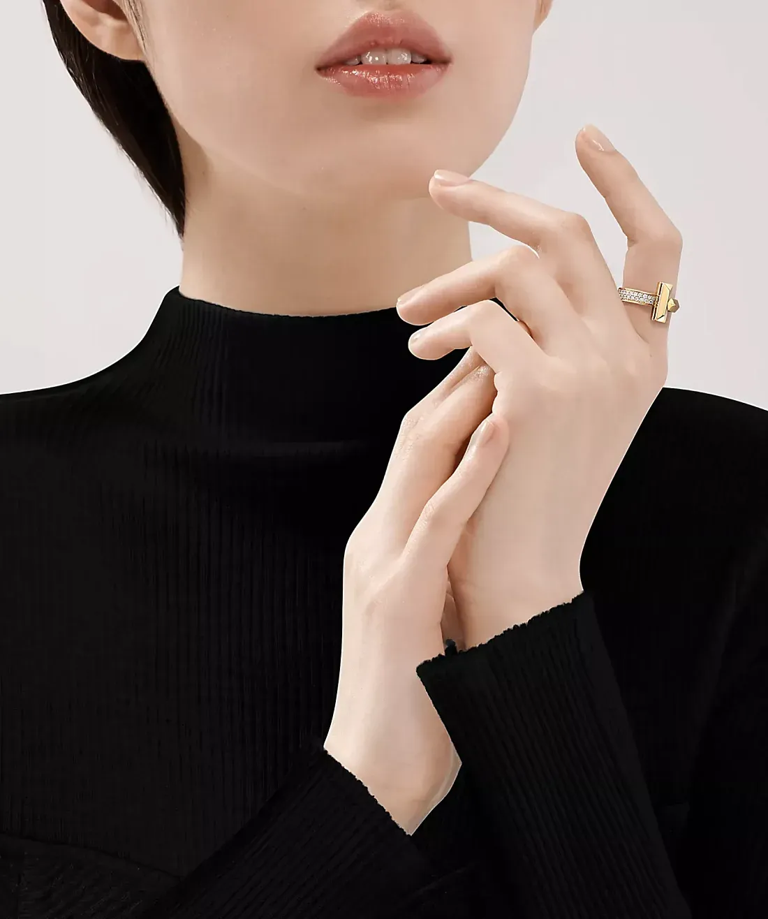 Tiffany & Co. Кольцо T T1 Ring in Yellow Gold with Diamonds Men - фото 3