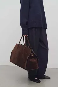 The Row Сумка Soft Margaux 17 из замши Mocha - фото 2