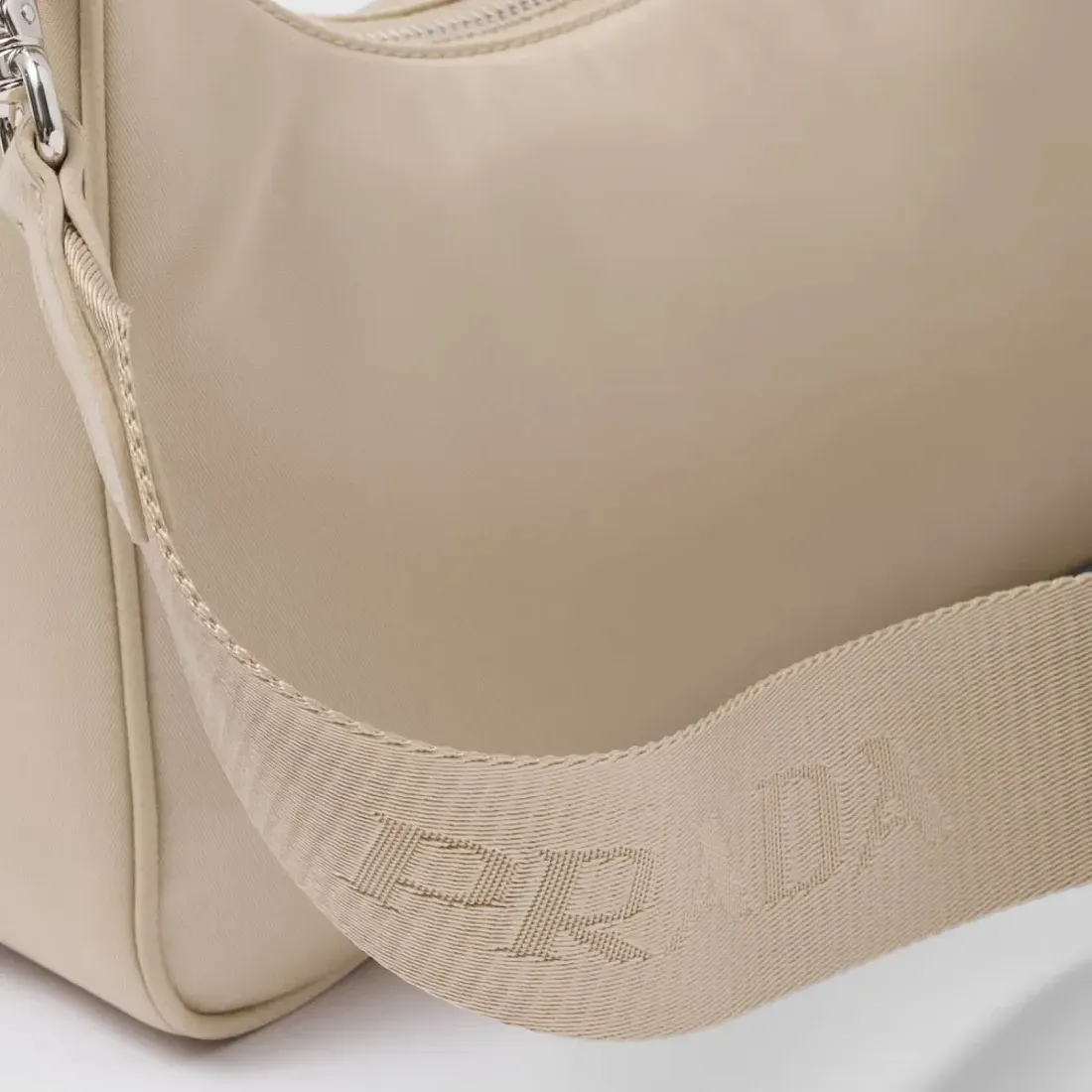 Prada Сумка Re-Edition 2005 из Re-Nylon Desert Beige - фото 8
