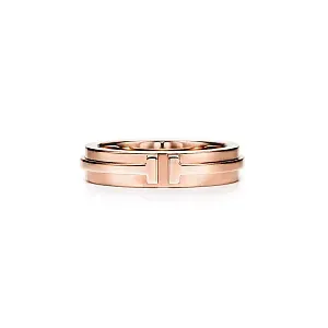 Tiffany & Co. Кольцо T Narrow Ring Men Rose Gold - фото 1
