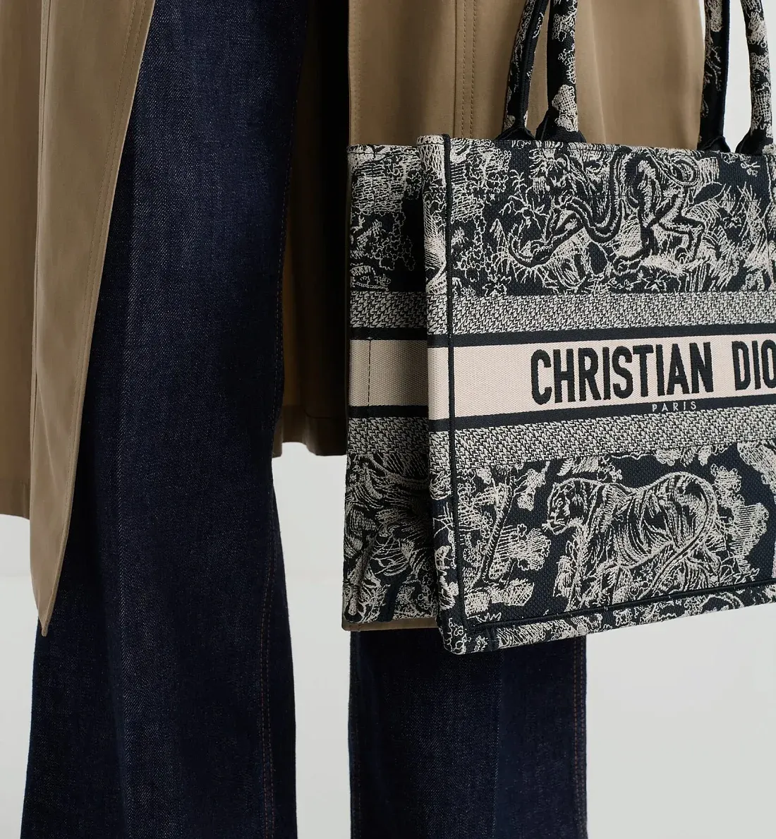 Dior Сумка Book Tote reverse embroidery среднего формата - фото 3