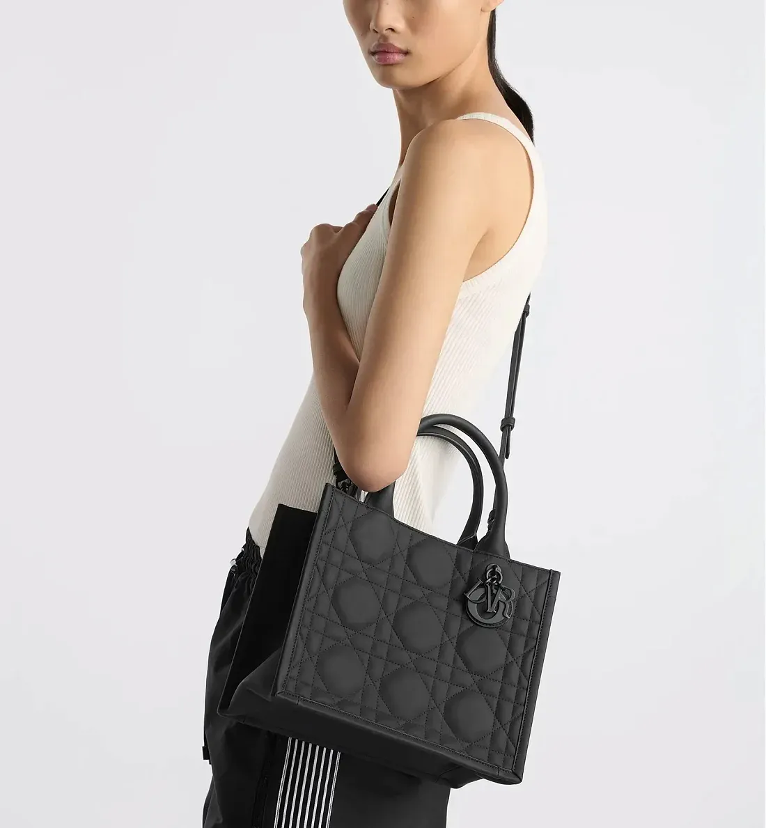 Dior Сумка Book Tote ultra-matte black calfskin маленького формата - фото 2