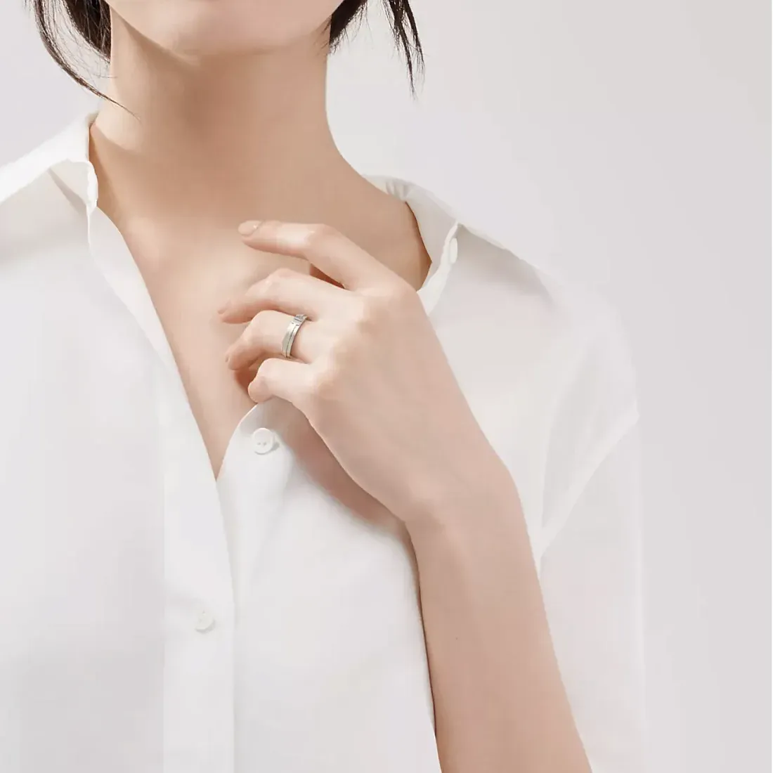 Tiffany & Co. Кольцо T Narrow Ring Men White Gold - фото 2