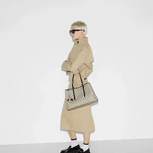 Gucci Сумка-тоут среднего размера с эмблемой GG Black - фото 2