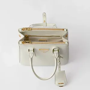Prada Мини-сумка Galleria из лакированной сафьяновой кожи White - фото 4
