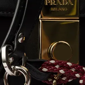 Prada Сумка через плечо Soft Sound из мягкой кожи с подвесками - фото 7