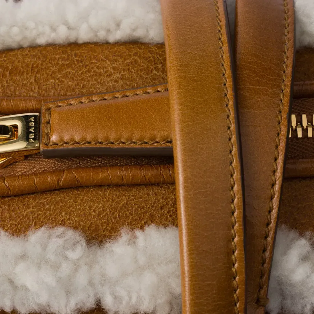 Prada Средняя сумка с двумя ручками из овчины - фото 8