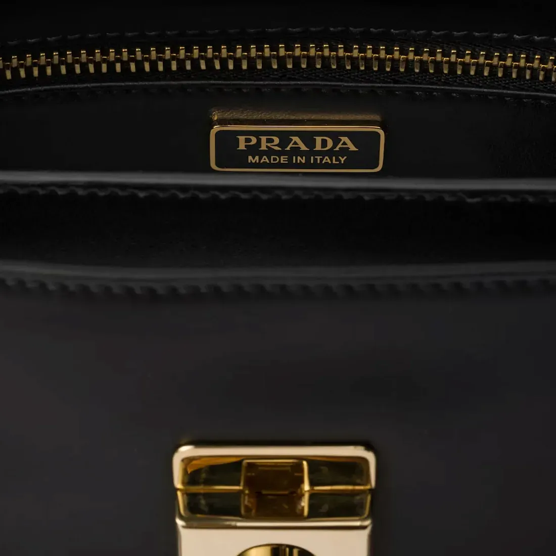 Prada Маленькая сумка Soft Sound из кожи с декоративными подвесками Black - фото 6