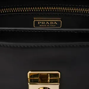 Prada Маленькая сумка Soft Sound из кожи с декоративными подвесками Black - фото 6