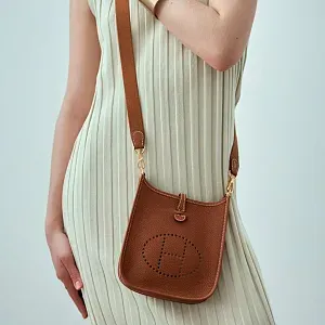 Hermès Сумка Evelyne Mini 16 Gold Clemence Gold Hardware - фото 2