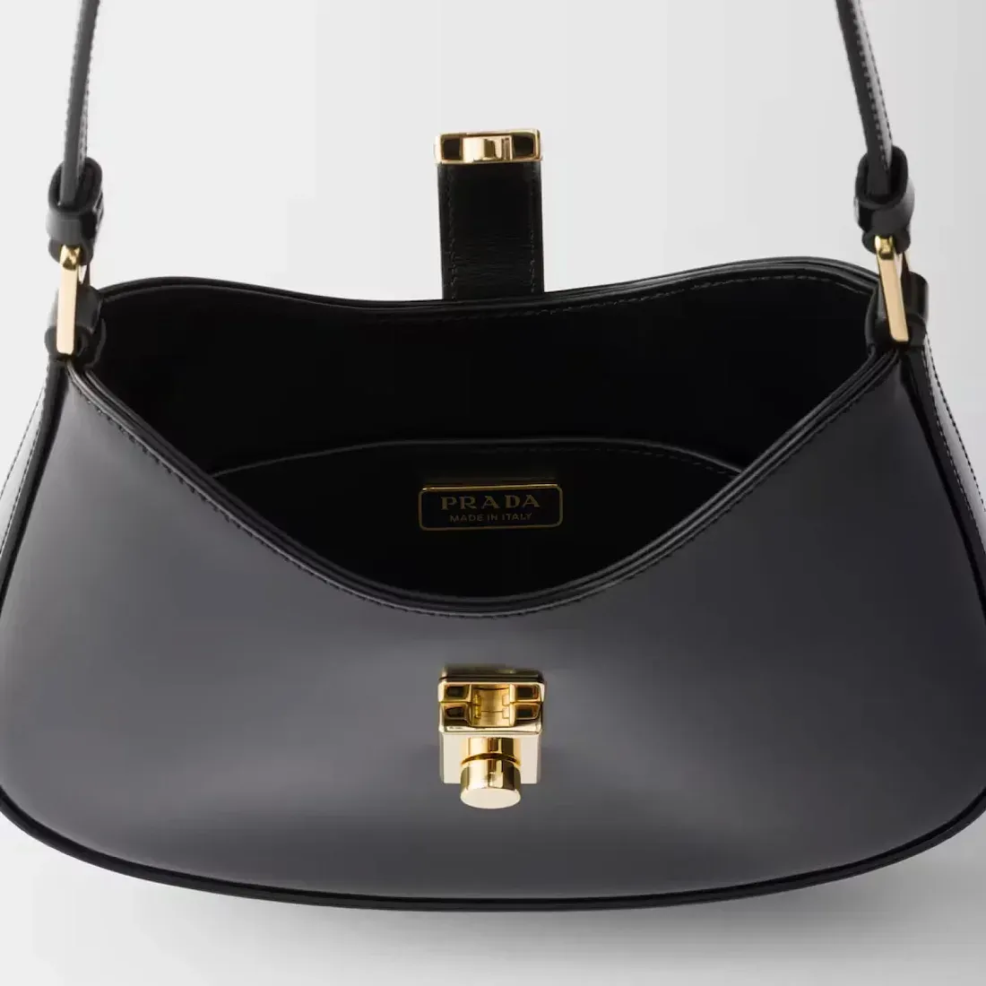 Prada Сумка Cleo из лакированной кожи с застежкой-клапаном - фото 4