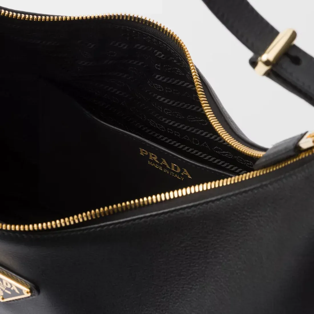 Prada Большая кожаная сумка на плечо Arque Black - фото 7
