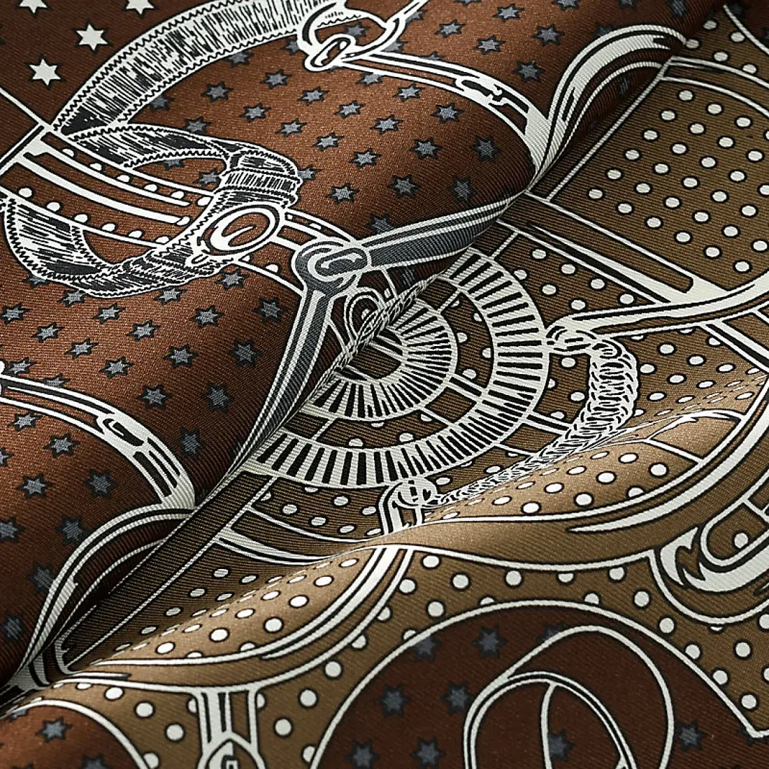 Hermès Шелковая бандана Eperon d'Or 55 Etoupe / Chocolat / Blanc - фото 2