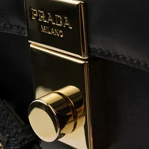Prada Маленькая сумка Soft Sound из кожи с декоративными подвесками Black - фото 5