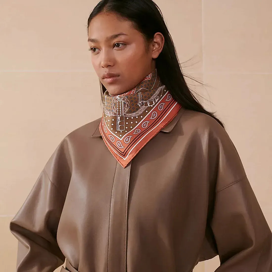 Hermès Шелковая бандана Eperon d'Or 55 Orange Cuit / Noisette / Blanc - фото 2