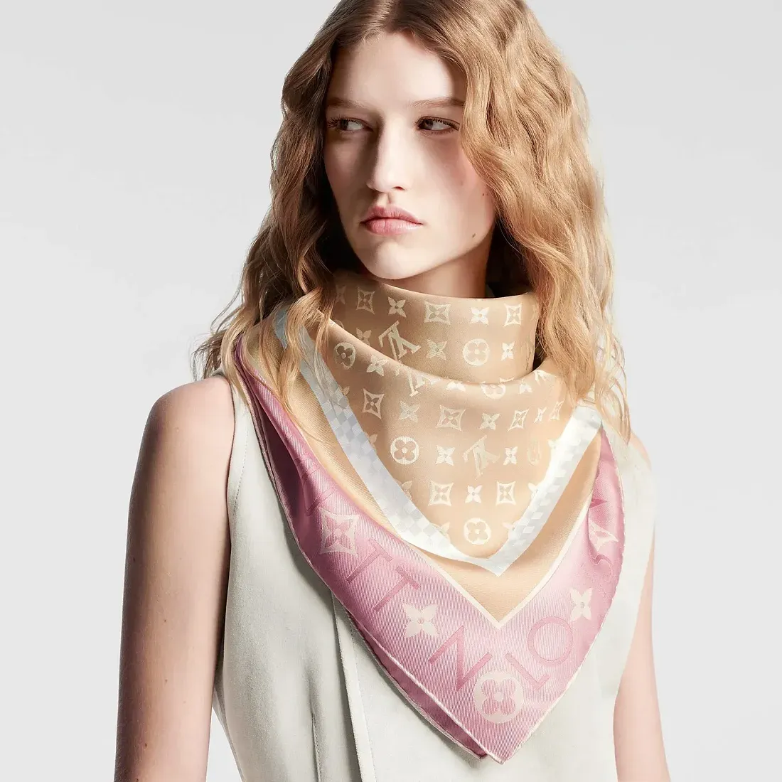 Louis Vuitton Платок-каре Monogram Infinity 90 Beige - фото 2